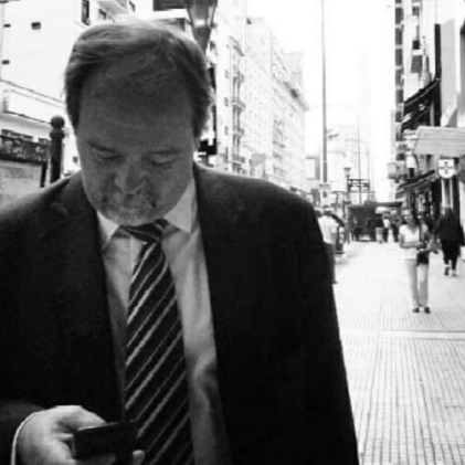 foto del Dr. José Luis Marinelli sosteniendo un celular